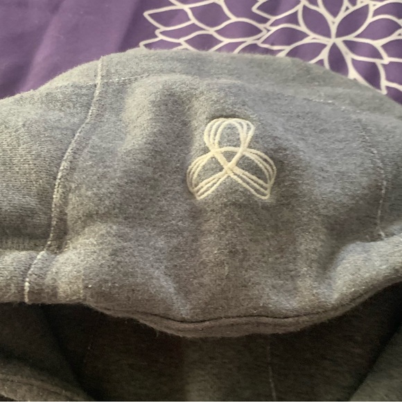 Aritzia TNA zip up hoodie - Picture 4 of 4